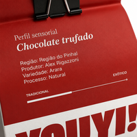 Sachet de café à fond plat certifié GRS imprimé sur mesure avec clip de fermeture, pochette à café spécialisée, design typographique audacieux, 250g 500g