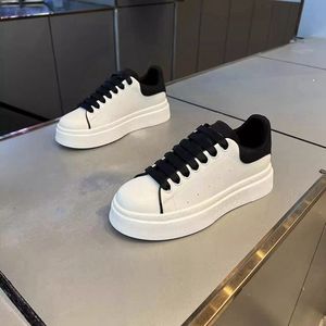 Sneakers Casual da Uomo con Lacci, Suola Spessa Bianca, Tomaia in PU, Intersuola in EVA, Suola Esterna in Gomma, Traspiranti, Resistenti e Versatili - Product Image 1