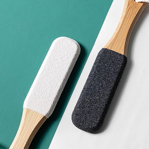 Kit de pédicure en bois de hêtre et bambou avec logo personnalisé, outil pour éliminer les peaux mortes et les callosités - Product Image 3