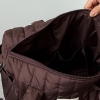Sac de voyage en nylon matelassé avec conception de logo de taille personnalisée Sac de nuit Weekender avec sangle à bandoulière pour poussette