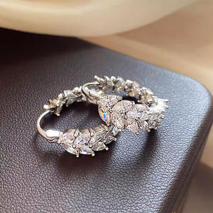 Orecchini Pendenti in Oro Bianco con Diamanti Taglio Marquise, Montatura a Griffe, Forma di Pianta, Gioielli di Lusso da Donna per Matrimonio - Product Image 5