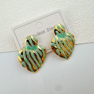 Nouvelles Boucles d'Oreilles Cœur en Acier Inoxydable Plaqué Or Effet Goutte d'Huile Tendance 2026 - Boucles d'Oreilles Anniversaire Tendance pour la Vente en Gros - Product Image 6