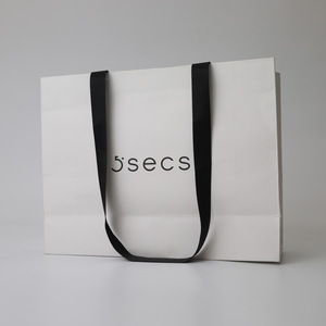 Sac en papier kraft personnalisé avec logo imprimé, blanc ou brun, pour vêtements, supermarché, shopping, promotion artisanale, avec accessoire ruban inclus - Product Image 1