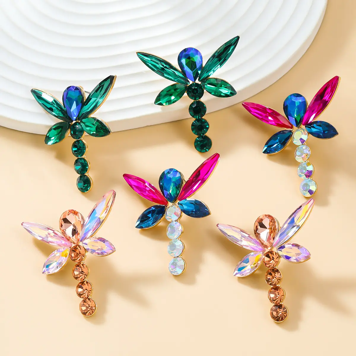 2024 nuovo arrivo gioielli di moda colorati diamanti esagerati orecchini da donna in lega piena di diamanti a forma di libellula orecchini