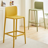 Tabourets de bar en plastique en gros, design simple et coloré, légers, pour bars, cafés, salons et usage extérieur