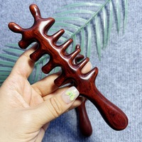 Großhandel Roter Sandelholz-Massagekamm mit 8 Zähnen, Verstärktem Griff und Multifunktionaler Holzkonstruktion