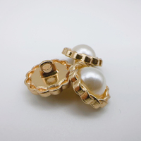 Vente en gros de Xiaoxiang's Accessoires vestimentaires à boutons en métal en dentelle ronde à la mode et simples, chandails tricotés et boutons de perles