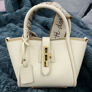 <span class=keywords><strong>Borse</strong></span> a Secchiello in Pelle Bianca Personalizzate OEM ODM, <span class=keywords><strong>Borse</strong></span> a Spalla con Design e Logo Personalizzati - Product Image 1