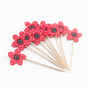 Piques décoratives jetables en bambou à pois rouges et fleurs pour desserts et collations de fête - Product Image 2