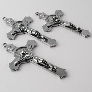 Ciondolo Crocifisso e Croce di San Benedetto in Lega di Zinco Nero Opaco 76x45mm per Creazione di Rosari Cattolici - Product Image 5