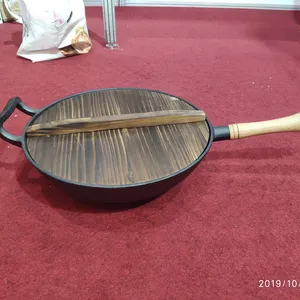 Chinesische traditionelle Woks und Gusseisen Wok Pfanne mit Holzgriff