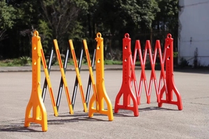 Barriera di recinzione retrattile per la sicurezza del traffico riempita d'acqua barricate di traffico regolabili barriera - Product Image 4