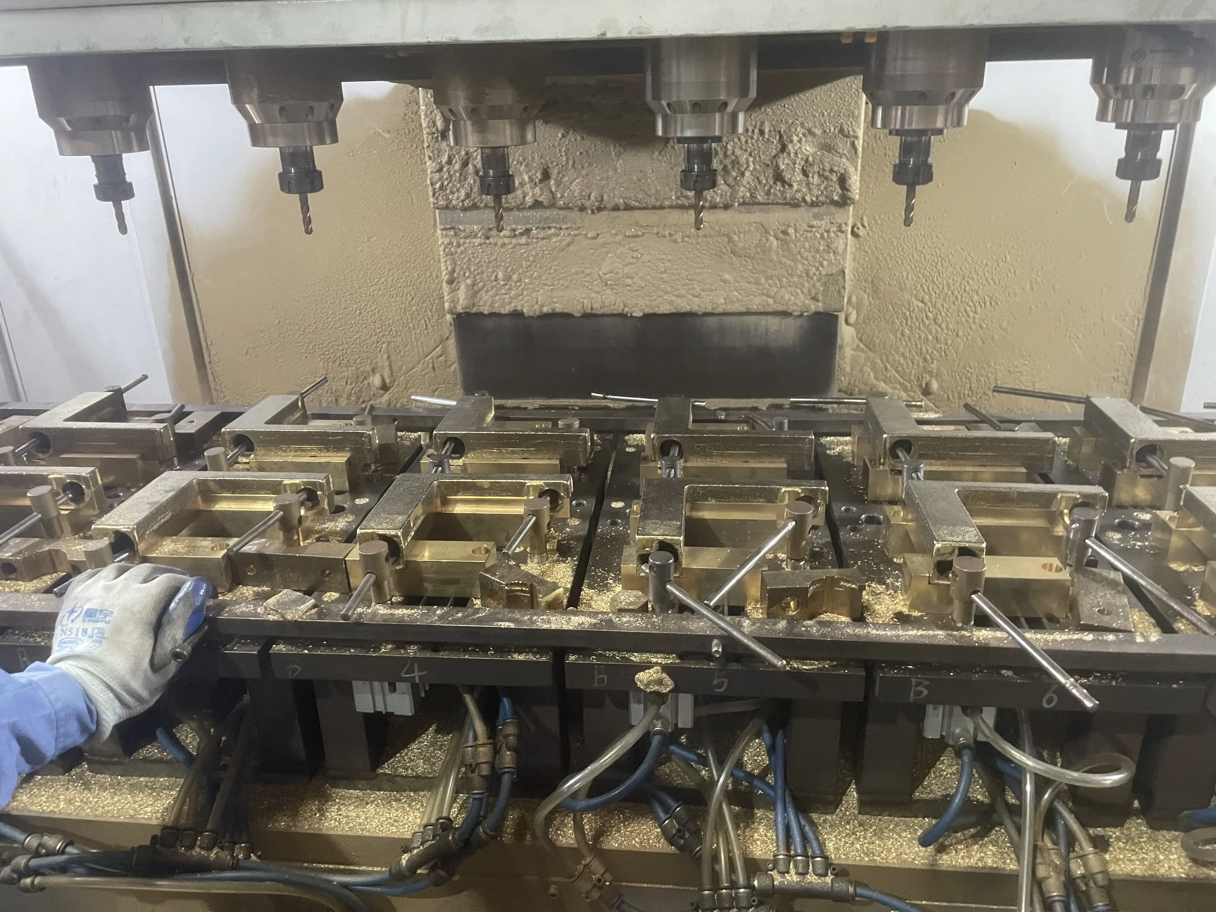 מכונת חיץ אוטומטית עבור חומרה ברז פליז ידית ידית חלקים אוטומטי ליטוש מכונת ליטוש
