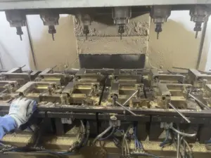 เครื่องขัดอัตโนมัติสำหรับก๊อกน้ำทองเหลืองที่จับฮาร์ดแวร์เครื่องขัดชิ้นส่วนรถยนต์