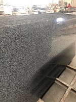 Carreaux de sol de cuisine en granit gris foncé avec un design moderne, surface polie, qualité supérieure, garantie à vie