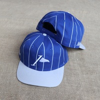 Op maat gemaakte geborduurde logo 6-delige gestreepte tweekleurige flat brim pet van katoen, verstelbare sport snapback caps groothandel voor heren en dames