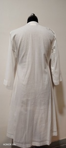 Robe d'été en lin blanc à col en V avec boutons jaunes, anti-plis, coupe ample, manches longues, longueur genou, style décontracté - Product Image 4