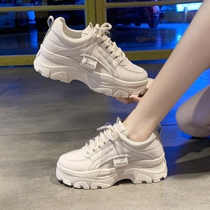 Chaussures épaisses à lacets pour femmes, tendance automne-hiver 2025, style étudiant, sport, blanc, mode décontractée, semelle épaisse, dessus en PU - Product Image 4