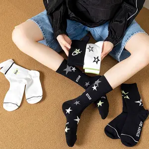 New Harajuku Schwarz-Weiß fünfzackige Sterns ocken Damen persönlichkeit einfache Sports ocken Letter Street trend ige Socken