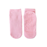 Chaussettes antidérapantes en Spandex/Nylon/Coton pour jeunes sportifs, idéales pour le trampoline et les terrains de jeux, avec logo sur le dessous.