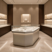 Comptoir de présentation de bijoux incurvé en or champagne de luxe, vitrine en verre haut de gamme pour la vente de bijoux fins avec éclairage LED