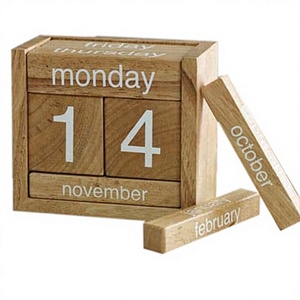 Calendrier perpétuel en bois avec jours, mois et chiffres gravés pour la décoration moderne de la maison - Product Image 3
