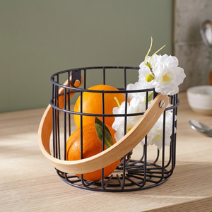 Panier de rangement rond en métal avec poignée en bois, en fil de fer, pour cuisine, design minimaliste, durable - Product Image 6