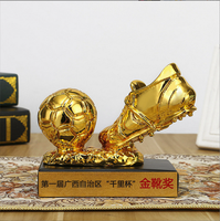 Le nouveau trophée de football en résine ornement trophée de tireur de football et trophée de championnat de football personnalisé