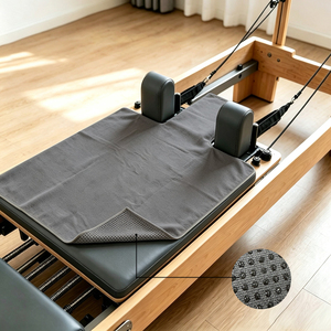 Toalla de Microfibra de Gamuza Marrón Mocha con Puntos de Agarre de Silicona, Lavable a Máquina, Antideslizante, Toalla Personalizada para Pilates Reformer - Product Image 3