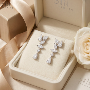 Nouvelle conception, style contemporain simple, boucles d'oreilles faites à la main en or blanc massif 18 carats, serties de pierres en forme de poire, de marquise et de rondes brillantes. - Product Image 5