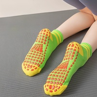 Chaussettes de trampoline à poignée Pilates brodées sur mesure OEM pour femmes vêtements de sport marron Neutral Reformer Stock de broderie de printemps