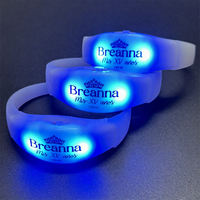 Bracelet LED en silicone, lumière clignotante, bracelet rythmique activé par le son