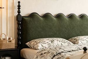 Premium <b>Queen</b> <b>Size</b> Black Wood Spindle <b>Bed</b> With Green Velvet Scalloped Headboard For Bedroom - Product Image 5