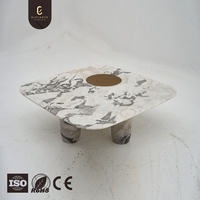 Table basse en marbre naturel de luxe haut de gamme, style luxueux, condo moderne, élégante, blanche, carrée, basse, en laiton