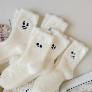 Venta al por mayor mujeres blanco bordado calcetines Otoño Invierno dibujos animados media pantorrilla engrosada cálido dormir piso lindo calcetines borrosos - Product Image 3