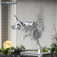 Sculpture de cerf en fil métallique chromé poli, moderne, pour intérieur, en acier inoxydable, statue abstraite de cerf, fabrication sur mesure pour galerie