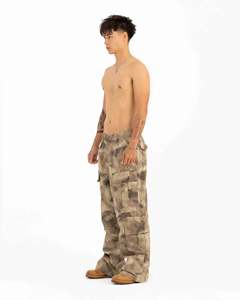 Pantalones cargo ligeros de poliéster estilo streetwear con logo de cuero grabado y etiqueta de cuero roja en la cintura trasera, corte cargo. - Product Image 3