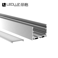 Profilé en aluminium LED suspendu pour éclairage linéaire commercial, idéal pour les bureaux et les magasins.