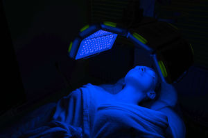 Appareil de luminothérapie LED KN-7000D PDT pour le traitement cutané, le rajeunissement, l'anti-âge, l'élimination des rides et le traitement de l'acné, pour le visage et le corps, sur pied - Product Image 2