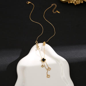 Collares Geométricos Dorados con Colgante de Trébol de Cuatro Hojas Calado en Acero Inoxidable y Cadena a la Clavícula - Product Image 4