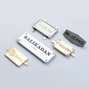 Label Logam Berkualitas Tinggi OEM dengan Logo Kustom Terukir untuk Pakaian Aksesoris Logam Fashion Tag Merek - Product Image 1