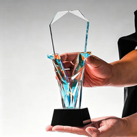 Trophée en cristal personnalisé à faible MOQ, directement de l'usine, avec logo, forme en V, facetté, gravure laser