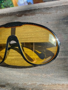 Lunettes de soleil pour jeunes de grande taille, conformes au norme mondiale de recyclage, offrant une protection UV400, adaptées pour une utilisation lors de festivals de musique en plein air et d'expositions d'art - Product Image 3