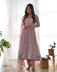 Magnifique Kurti Anarkali traditionnel en mousseline de soie à imprimé floral avec pantalon et dupatta, orné de sequins pour les célébrations - Product Image 1