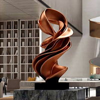 Sculpture d'art métallique torsadée abstraite, finition cuivre moderne, ornement personnalisé pour hôtel intérieur