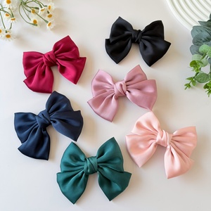 高品質無地サテン生地ヘアクリップ 女の子向けファッションボウ スプリングクリップ 卸売価格 ボウノットメタルスプリングクリップ - Product Image 1