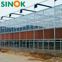 Serre en verre multi-travées sur mesure Sinok avec système hydroponique pour légumes-feuilles, laitue et tomates