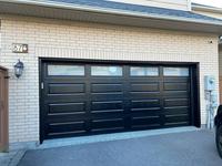 Maison principale Porte de garage américaine isolée en acier moderne avec fenêtres en perspective supérieure Surface finie pour villas