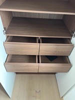 Système de placard de chambre modulaire blanc crème, minimaliste et moderne, avec porte en verre teinté et rangement intégré