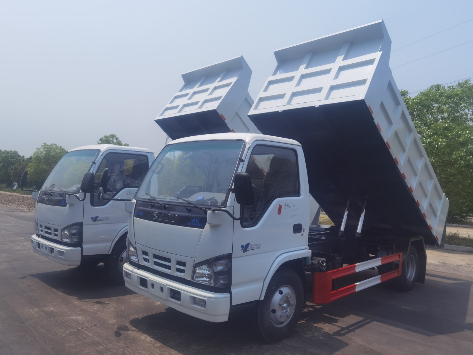 Isuzu Dump Trucks - Reliable Mini Track Dumper Solutions